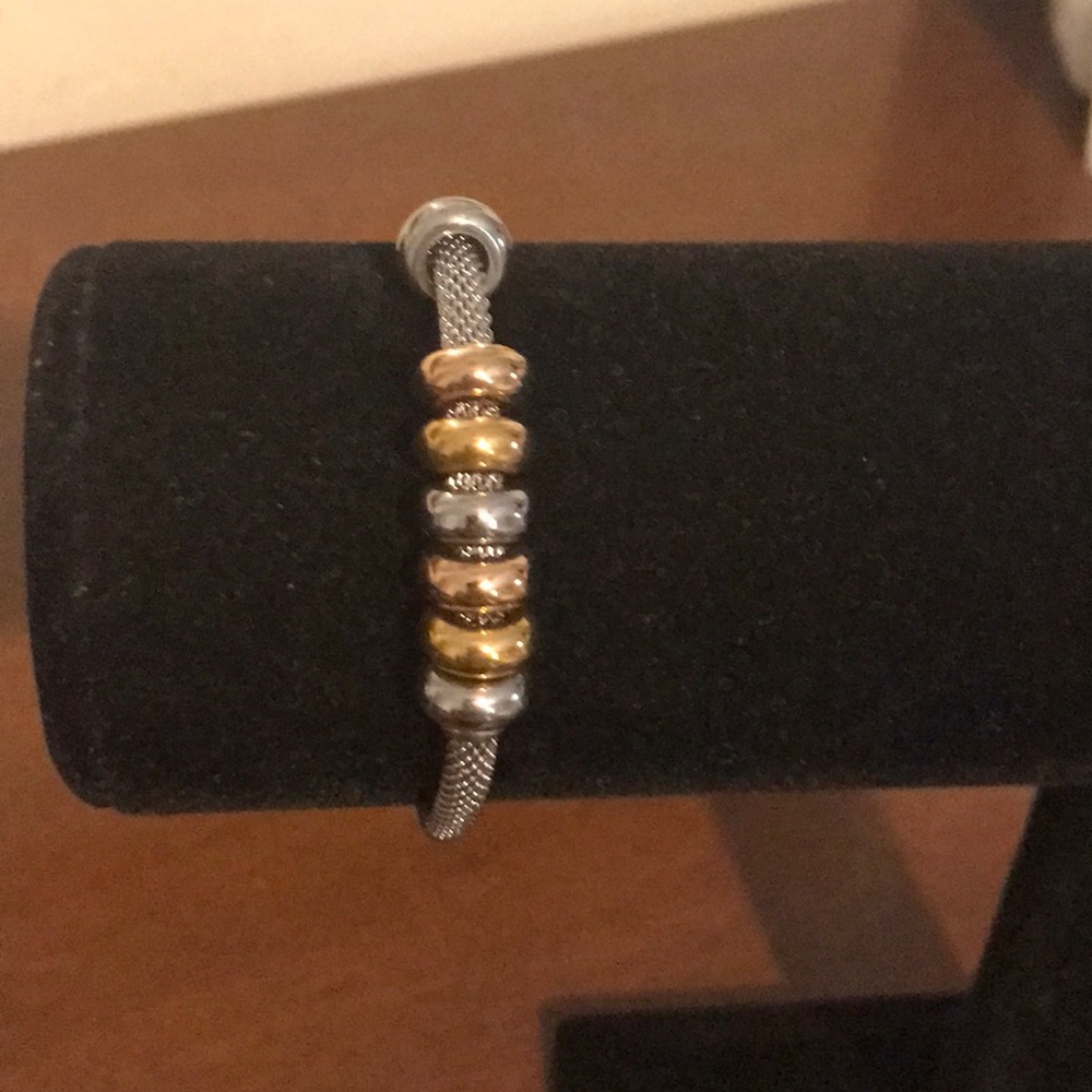 Bracelet with magnetic clasp